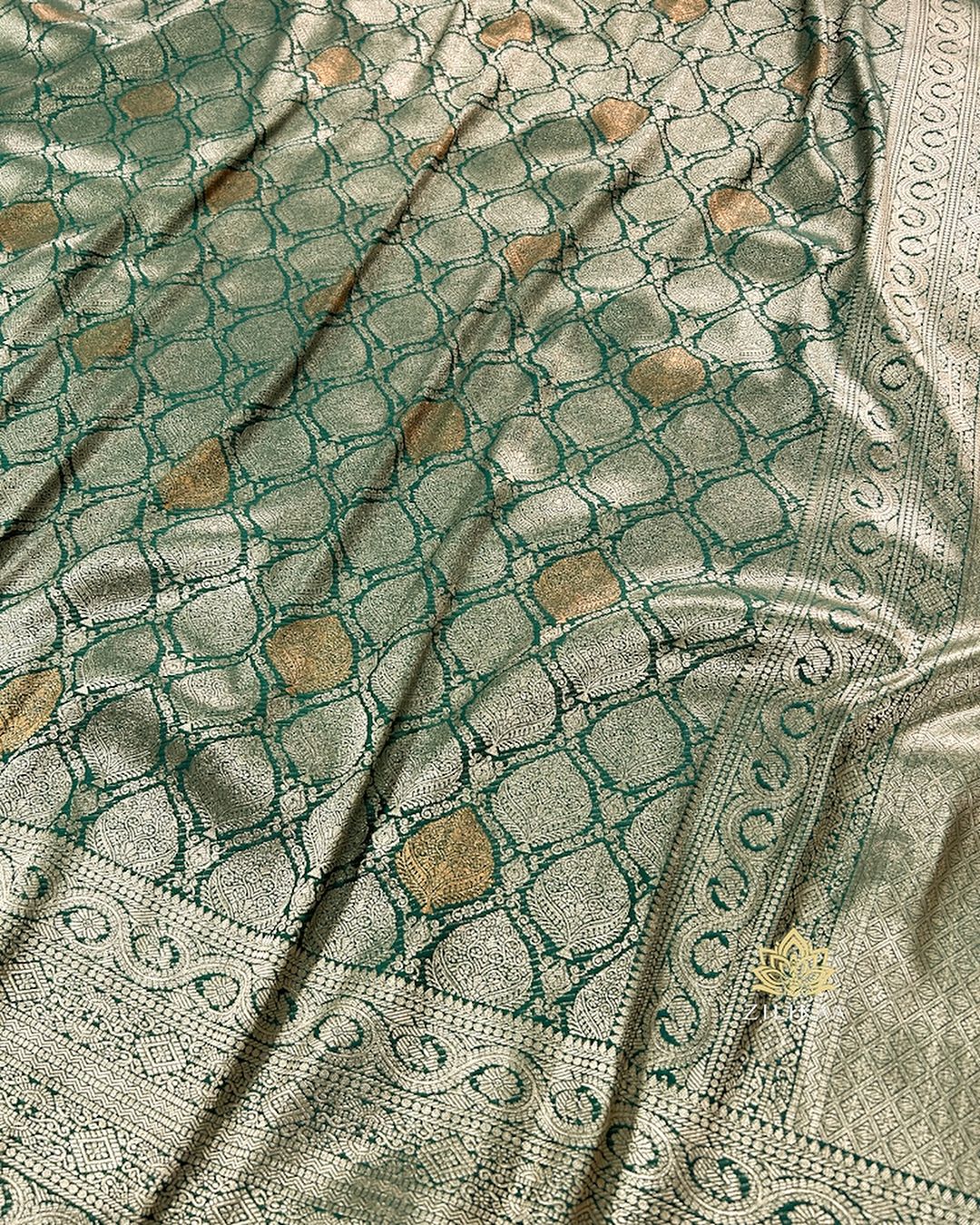 Attractive Green Soft Silk Saree With Captivating Blouse Piece