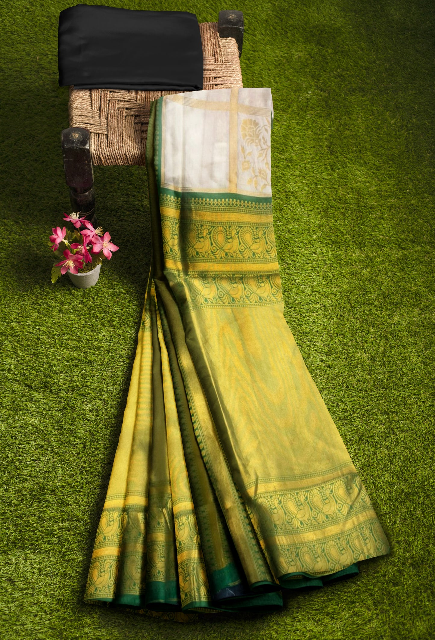 Women Kanjeevaram Woven Silk Saree with Contrast Border