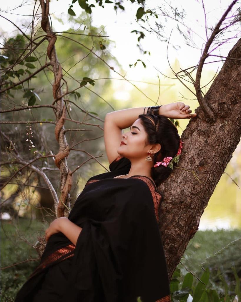 Skinny Black Soft Banarasi Silk Saree With Beauteous Blouse Piece