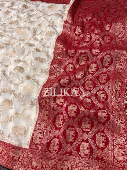 Delectable Beige Soft Silk Saree With Smashing Blouse Piece