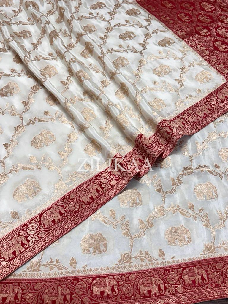 Delectable Beige Soft Silk Saree With Smashing Blouse Piece